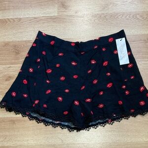 Strut & Bolt kiss me shorts size M